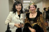 東京オペラ・プロデュースの新国立劇場中劇場公演、E.ヴォルフ＝フェラーリ作曲「シンデレラ」に王妃役と幻の母（シンデレラの実母）役で出演。写真は「ベルサイユのばら」で有名な池田理代子先生と。