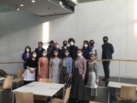 2020年度の東京音大大学院オペラは2月25日「コジ・ファン・トゥッテ」ハイライト、27日「夕鶴」で、いずれも100周年記念ホールで無観客で行われました。パーテーションで舞台の一人ひとりを仕切る、ヘヤメイクや衣装の外注無しなど、感染対策にも最大限の注意を払いながらの演奏となりましたが、すべての皆さんが今の状況で出来るベストのパフォーマンスを発揮してくれたと思います。集合写真は2月25日「コジ・ファン・トゥッテ」。