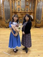 今日は、NHKの第21代うたのおねえさん、小野あつこさんにお願いして、東京音大付属幼稚園の卒園記念コンサートでした。青地に白い襟の可愛らしいドレスで登場した小野さんは、お馴染みの曲を11曲演奏してくださいました。透き通った声、明瞭な歌詞、曲間のトークも魅力的で、園児も御父兄の方々も、30分間のあつこお姉さんワールドに惹き込まれていました。