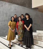 8月18、19日と日本演奏家コンクール二次予選（関東地区）の審査をさせて頂きました。19日の審査会場は横浜市港南区の港南公会堂。初めてのホールでしたが、大変響きの良いホールという印象でした。　　審査員の集合写真は私だけずいぶん大きく写っていますが、遠近法のせいと思われます。