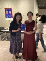東京音大TCMホールで 2024年度東京音楽大学コンクール優勝者コンサートが開催され、声楽部門で優勝した森河和音さんが演奏されたので、聴いてまいりました。オペラアリア４曲を含む全７曲、30分ほどの演奏は、若い森河さんにとって初めての経験だったことでしょう。選曲とかペース配分等々、貴重な経験になったことと思います。本番並びに練習に長時間尽力くださったピアノ伴奏の藤井麻理さん、ありがとうございました。【追記】私の髪の毛がボサボサなのは、演奏会終了後、ホールの中を飛び回っていたためです、すみません。