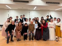 東京音大の2025年度秋学期試験も佳境に入り、今日は中目黒・代官山キャンパスで学部生のオペラ・ミュージカル　ハイライト試演会でした。菅クラスの皆さんには、モーツァルト「魔笛」「フィガロの結婚」「コジ・ファン・トゥッテ」「皇帝ティートの慈悲」、ドニゼッティ「愛の妙薬」からハイライトを演じて頂きましたが、皆さん、よく研究されて来たことがうかがえる良い演奏で、質の高い重唱が次々と繰り広げられました。お疲れさまでした。音楽指導の先生方、指揮・演出・ピアノ伴奏・助演の皆様ほか試演会の開催を支えて下さった皆様に深く感謝いたします。写真は試演会を終えた菅クラスの皆さんと。