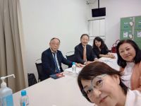 昨日は（公財）世界文化伝承財団主催　第35回日本ドイツ歌曲コンクールの一次予選審査をしてまいりました。会場は文京シビック小ホール。　写真は審査員の先生方で、左上から時計回りに松井康司先生、高橋啓三先生、私、平松英子先生、高橋薫子先生。啓三先生は私が東京音大に声楽助手で入った時からずっとお世話になってきた先生。平松先生は若杉弘先生の演奏会や、ウィーン楽友協会ブラームス・ザールでのCD録音でもご一緒させて頂いた藝大の先輩。のぶりん先生も色々な演奏会やオペラでご一緒させて頂きました。出陣学徒を第九で送るTBSドラマ「桜散る日に」（1995）では、戦時中らしくということで2人ともモンペ姿で歌わされましたっけ。コンクール審査は本当に疲れますが、懐かしい方々とお話が出来て貴重な時間でした。 